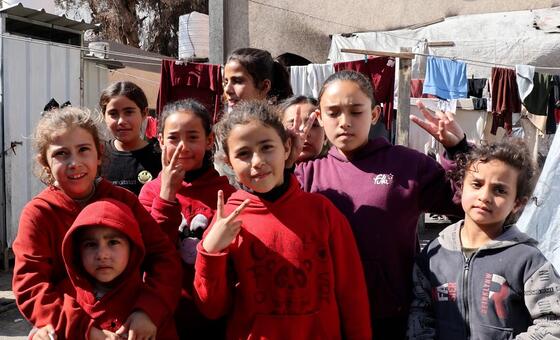 أطفال فلسطينيون يلعبون بين خيام النازحين في مدينة غزة.